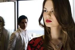 Chồng chết lặng khi đi du học về, vợ trẻ ra đón cùng 'món quà' này