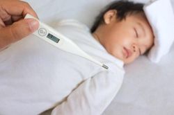 Bác sĩ hướng dẫn cách xử lý khi trẻ sốt virus lúc giao mùa