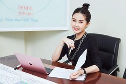 Lê Âu Ngân Anh khoe đỗ thạc sĩ loại ưu ở Anh