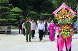 Ủy ban Mặt trận tỉnh Bôlykhămxay, Lào dâng hoa tại Khu Di tích Kim Liên