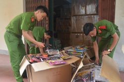 Thu giữ hàng nghìn đồ chơi trẻ em nguy hiểm tại thành phố Vinh