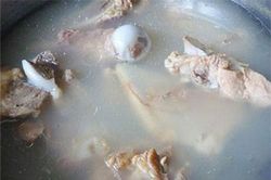 Hầm xương cho thêm thứ này: Nước dùng trong vắt mà ngọt lịm, thơm ngon bất ngờ