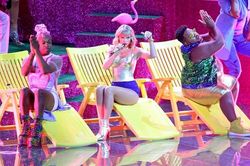 Xem ngay sân khấu mở màn bùng nổ, rực sắc của Taylor Swift tại MTV VMAs 2019
