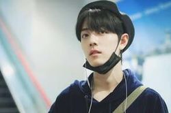 Tiêu Chiến bị fan cuồng đụng chạm tay, nhanh chóng chạy trốn làm fan ruột đau lòng