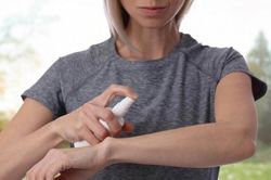 Chế 'thuốc' xịt muỗi tự nhiên an toàn, không tốn kém