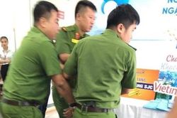 Thanh niên cầm kiếm xông vào ngân hàng cướp tiền