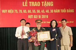 Phó Bí thư Thường trực Thành ủy trao Huy hiệu Đảng cho đảng viên lão thành