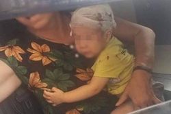 Chổi rơi từ tầng 17 trúng đầu cháu bé đang chơi dưới sân chung cư