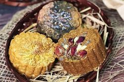 Những mẫu bánh trung thu độc lạ hút khách mùa Trăng vàng 2019