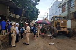 Đi kiểm tra đường ống, Trung tá Công an bị xe ủi cán tử vong