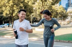 Đi bộ 2-3 phút mỗi giờ - giải pháp sức khỏe cho dân văn phòng