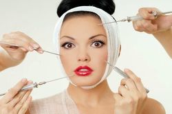 Hai cô gái suýt mù vì tự tiêm botox mua trên mạng