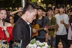 Anh chàng nhờ cả công ty lên phố đi bộ cổ vũ tỏ tình