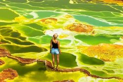 Liều lĩnh dạo bộ trên hồ nước ngập axit sủi bọt