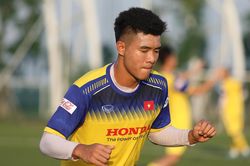 U22 Việt Nam tập trên mặt cỏ nhân tạo với loại giày không phù hợp