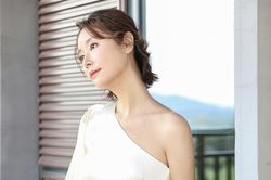 Lâm Tâm Như khoe dáng giữa tin đang mang bầu