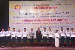 Trao 276 suất học bổng Vallet cho HSSV ưu tú Bắc Trung Bộ