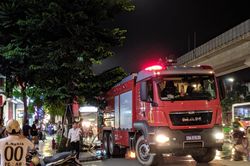 Đến 23 giờ 30, vụ cháy tại Công ty Bóng đèn phích nước Rạng Đông được khống chế