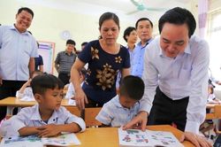 Bộ trưởng Phùng Xuân Nhạ chia sẻ, động viên thầy trò vùng lũ Quan Sơn