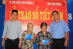 Báo Tiền Phong tặng sổ tiết kiệm cho hai hoàn cảnh khó khăn tại TPHCM