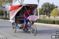 Cha mặc áo người nhện tìm con bị bắt cóc suốt chục năm