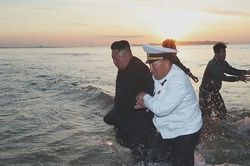Ông Kim Jong Un lội nước chỉ đạo phóng tên lửa siêu lớn
