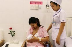 Hơn 73% trẻ sơ sinh không được bú sớm trong vòng 1 giờ sau sinh