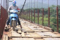 Nguy hiểm cầu treo mục nát tại Kim Bôi, Hòa Bình