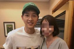 Một tháng sau ly hôn, Song Joong-ki bị bắt gặp ăn tối cùng cô gái lạ