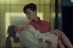 Tỉnh dậy trong phòng đồng nghiệp nam kém tuổi, gái ế hoảng hốt khi biết sự thật