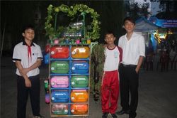 Từ đồ nhựa bỏ đi, thầy trò tạo ra tủ sắc màu để nuôi cá, trồng hoa, đựng sách