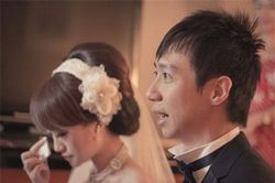 Cô dâu trả tiền mừng sau một cuộc điện thoại ngay ngày cưới