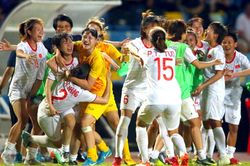 Clip: ĐT nữ Việt Nam 'quẩy' tưng bừng trên xe sau khi vô địch AFF Cup nữ trên đất Thái Lan