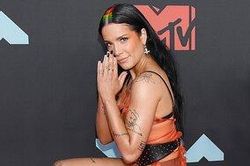 Bị chỉ trích vì thái độ hờ hững trước màn trình diễn của Shawn Mendes tại MTV VMAs 2019, Halsey nói gì?