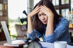 Mẹ anh ấy xúc phạm tôi là đồ cũ