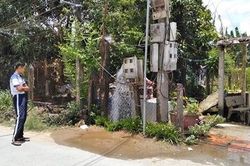 Cột nước phun thẳng vào hệ thống điện dẫn vào nhà dân