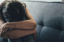 Địa ngục trần gian của người phụ nữ 10 năm trời làm nô lệ tình dục cho những gã đàn ông để chồng ngồi xem