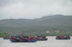 Tìm kiếm tàu cá Quảng Bình gặp nạn trên biển