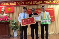Nguyên Phó Tổng Biên tập báo Đại Đoàn Kết Trần Thanh Phương nhận Huy hiệu 40 năm tuổi Đảng
