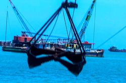 Xáng cạp đào bùn đất, khai quật cổ vật 500 năm tuổi