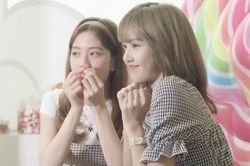 2 hotgirl BlackPink chơi Candy Crush kiểu mới trên Note10