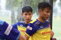 Tuyển thủ U22 Việt Nam vẫn tập luyện trong cơn mưa lớn