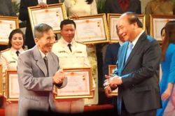 Nghệ sĩ Trần Hạnh xúc động khi nhận danh hiệu NSND ở tuổi 90