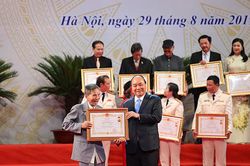 Các nghệ sĩ gạo cội xúc động khi được trao tặng danh hiệu NSND, NSƯT