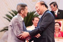 'Phá rào' để phong danh hiệu