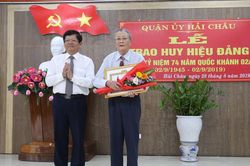 Trao Huy hiệu Đảng cho 369 đảng viên