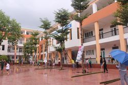 Nghệ An: Học sinh nghỉ học, phụ huynh hối hả chống bão cùng nhà trường