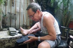 Độc đáo đôi dép Cụ Hồ thời hiện đại