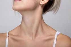 5 dấu hiệu thường gặp cảnh báo nguy cơ ung thư tuyến giáp cận kề
