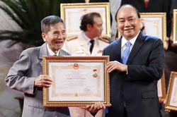 Thủ tướng trao tặng danh hiệu Nghệ sỹ Nhân dân cho diễn viên Trần Hạnh